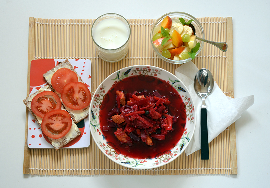 Kuvassa Punajuurikeitto, borssi (broilerista), ruisleipää, levitettä ja tomaattia, maito/piimä, tuoremarjakiisseli